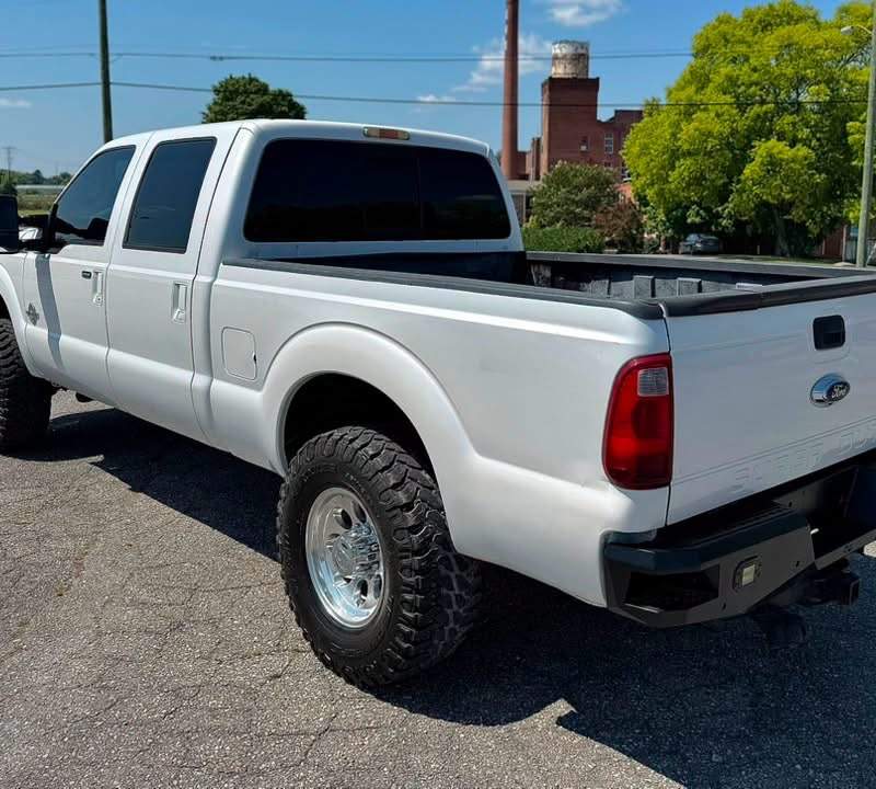 2011 ford F-250 Super Duty Lariat 4WD 3