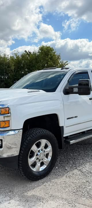 2019 chevrolet  Silverado 2500HD LTZ thumbnail 1