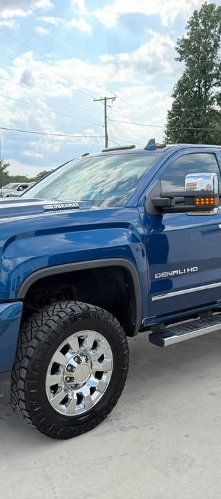 2017 gmc Sierra 2500HD Denali thumbnail 1
